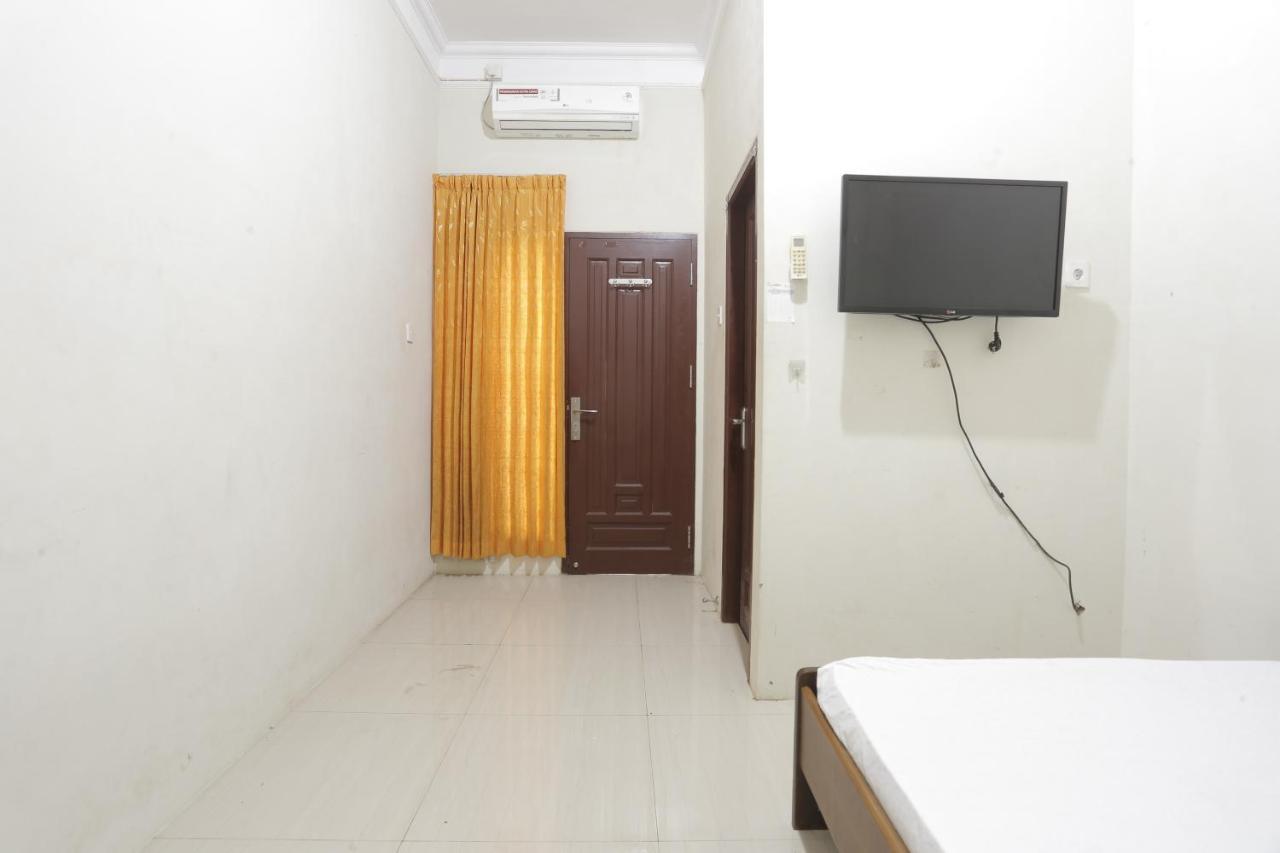 Oyo 93119 Guest House Leo Patra Muara Badak Экстерьер фото