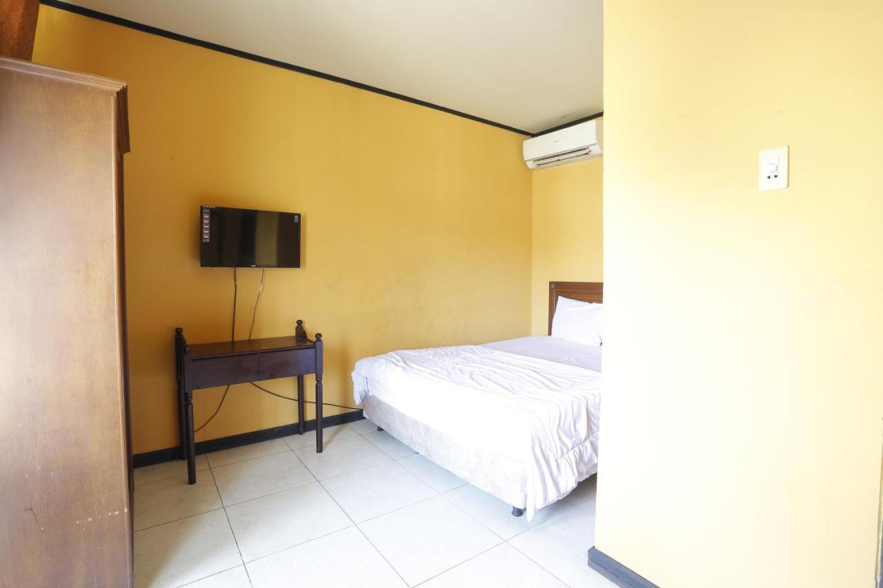 Oyo 93119 Guest House Leo Patra Muara Badak Экстерьер фото