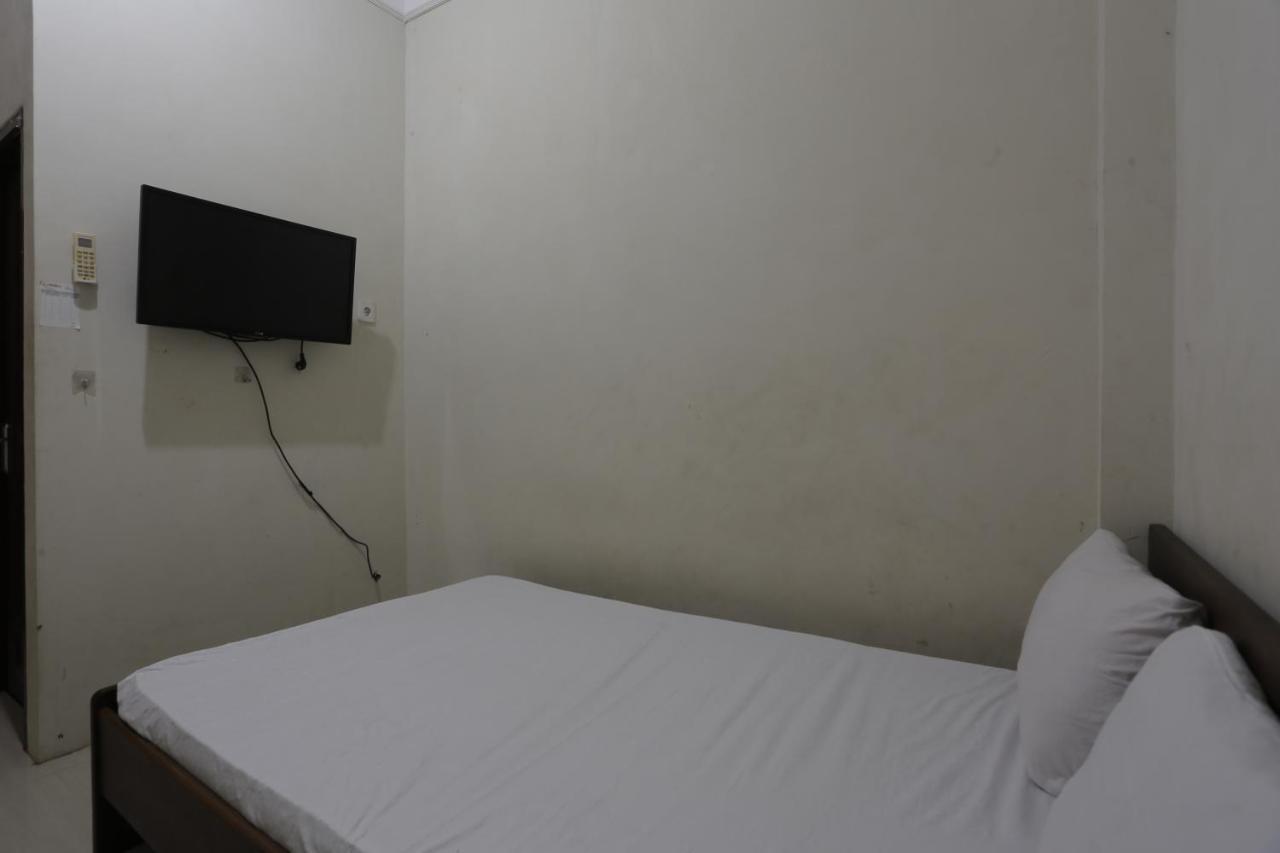 Oyo 93119 Guest House Leo Patra Muara Badak Экстерьер фото