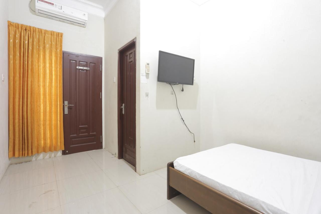 Oyo 93119 Guest House Leo Patra Muara Badak Экстерьер фото