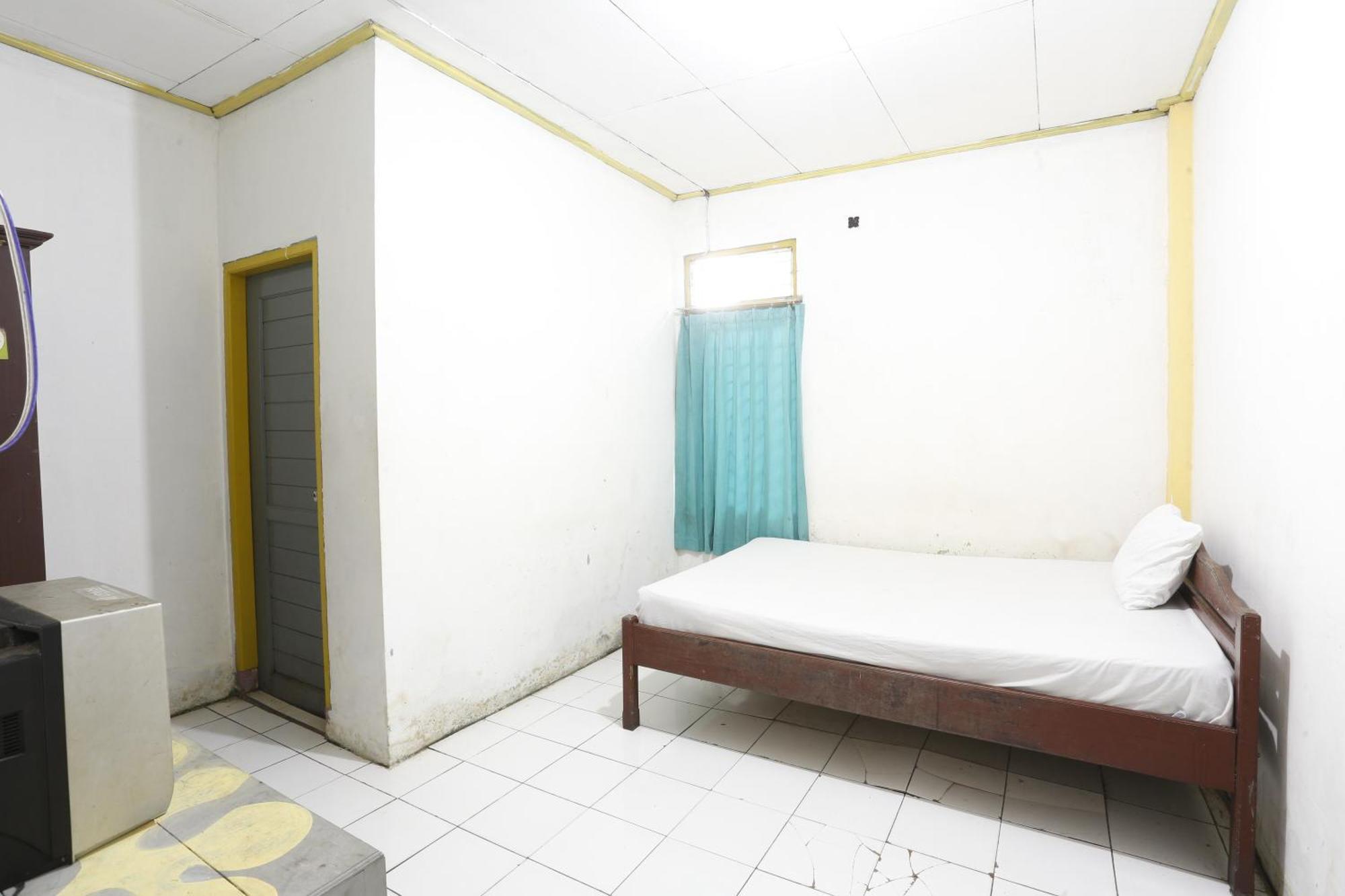 Oyo 93119 Guest House Leo Patra Muara Badak Экстерьер фото
