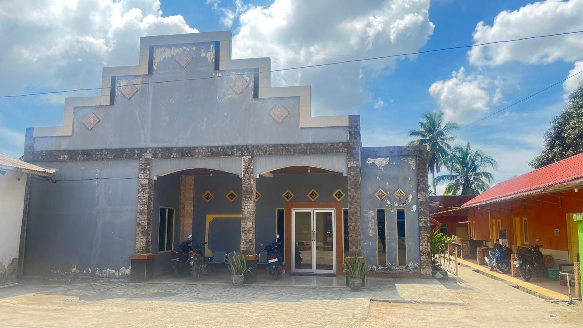 Oyo 93119 Guest House Leo Patra Muara Badak Экстерьер фото