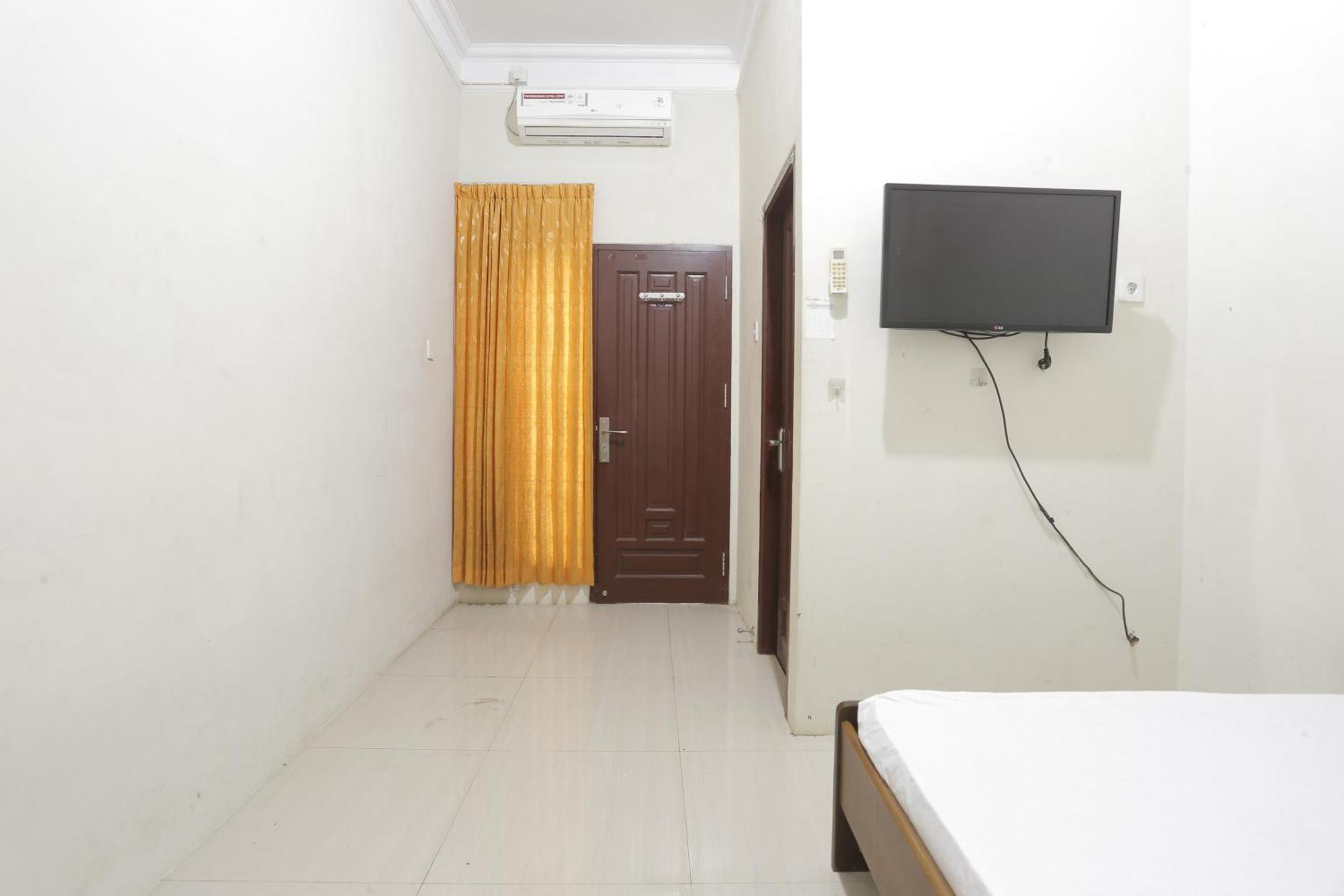 Oyo 93119 Guest House Leo Patra Muara Badak Экстерьер фото