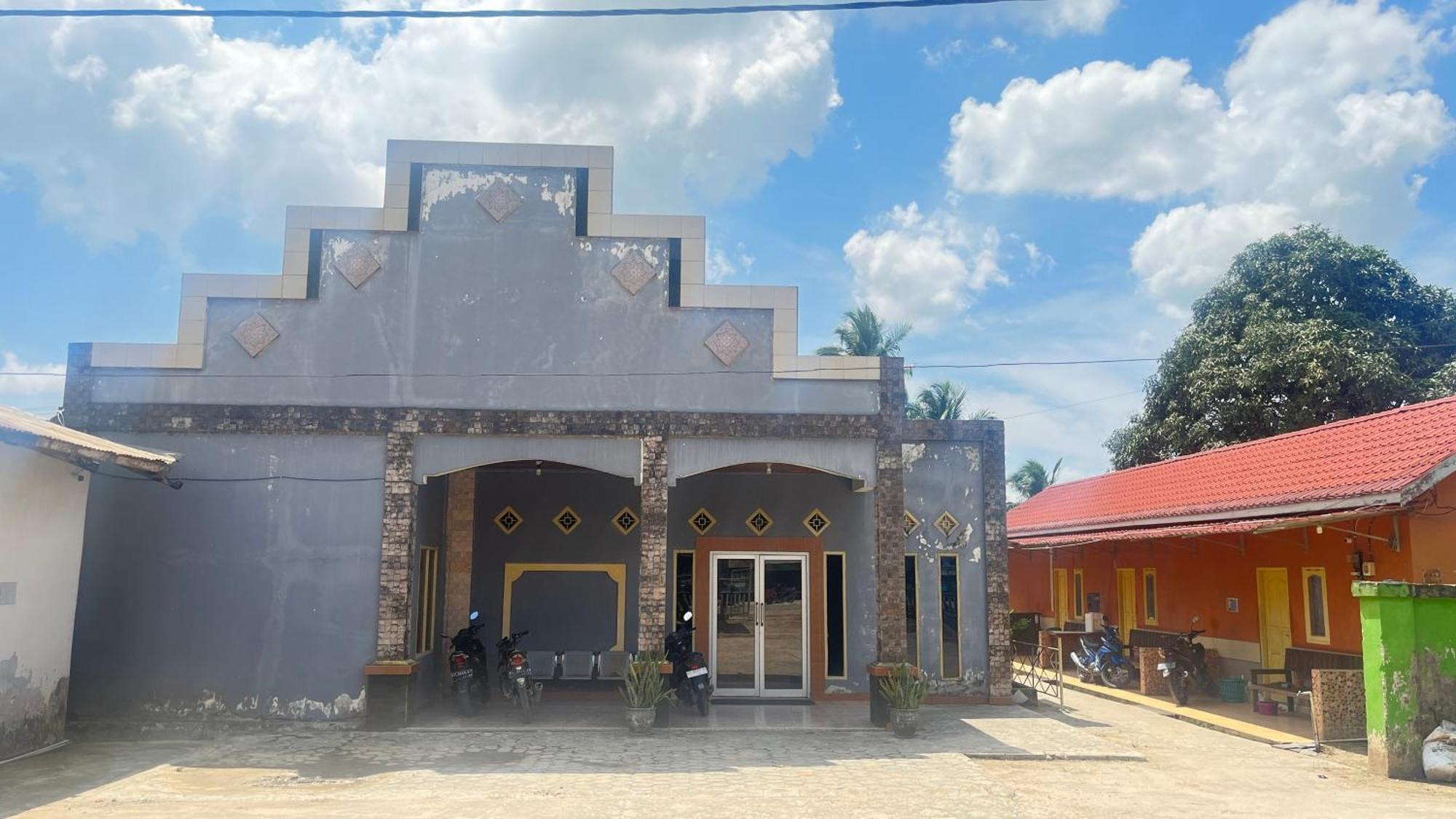 Oyo 93119 Guest House Leo Patra Muara Badak Экстерьер фото