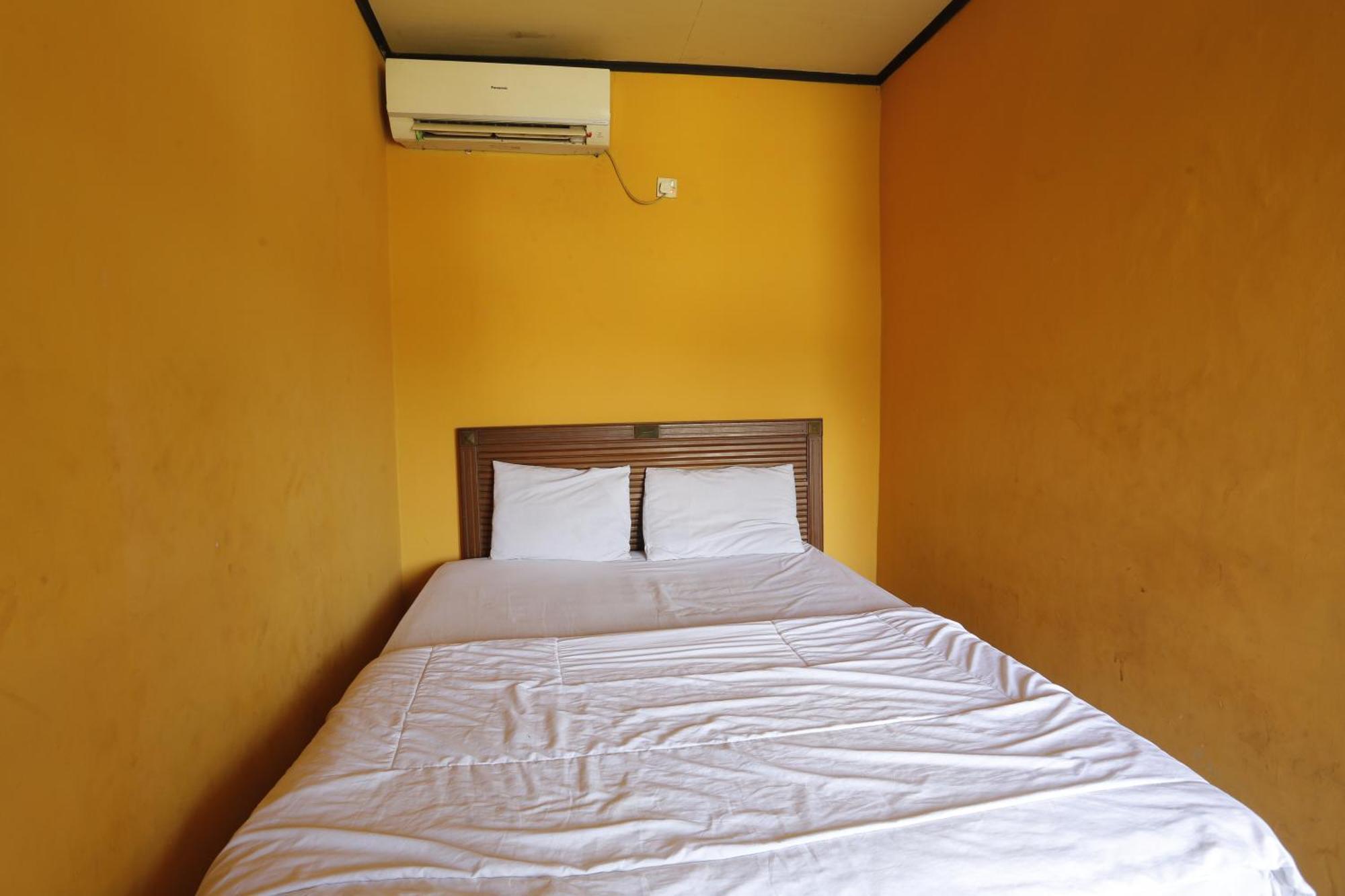 Oyo 93119 Guest House Leo Patra Muara Badak Экстерьер фото